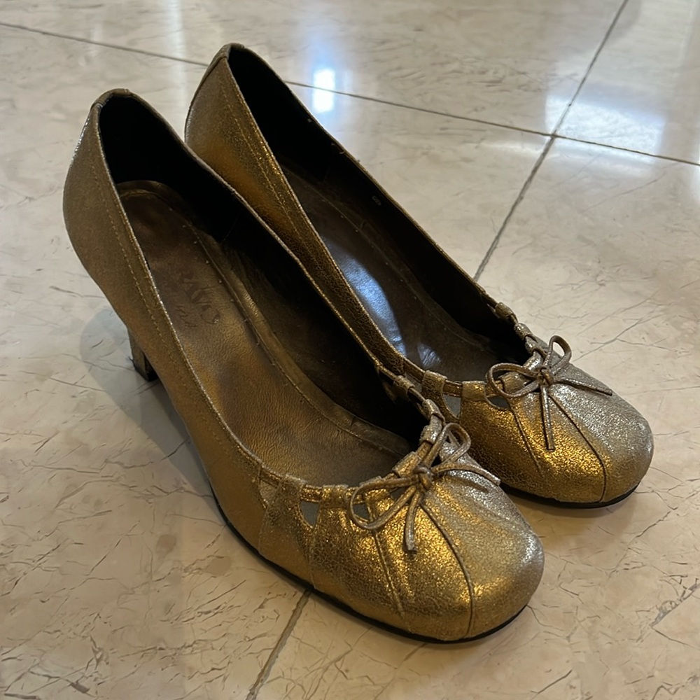 Golden pumps with bow